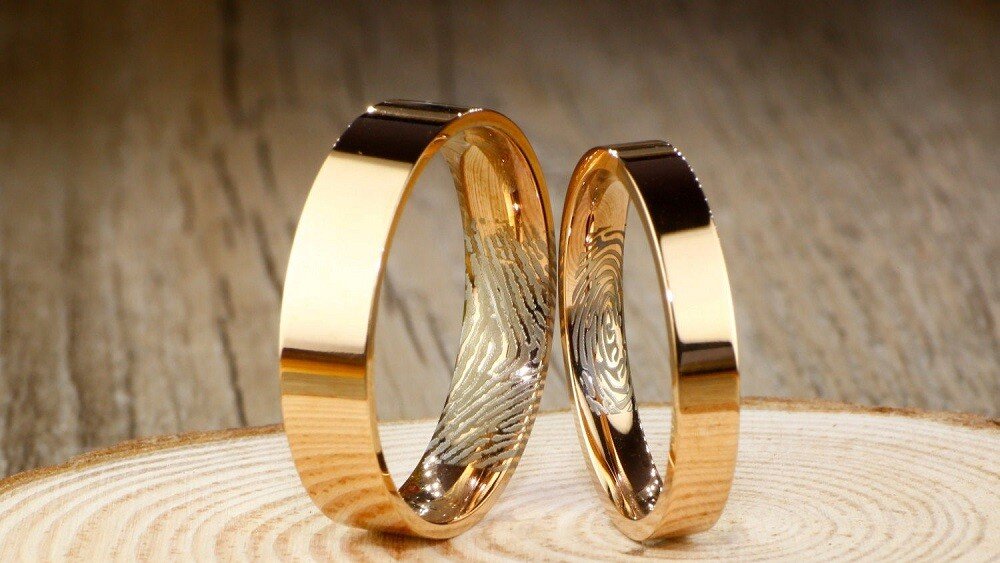 Кольцо с гравировкой отпечатков супруга 