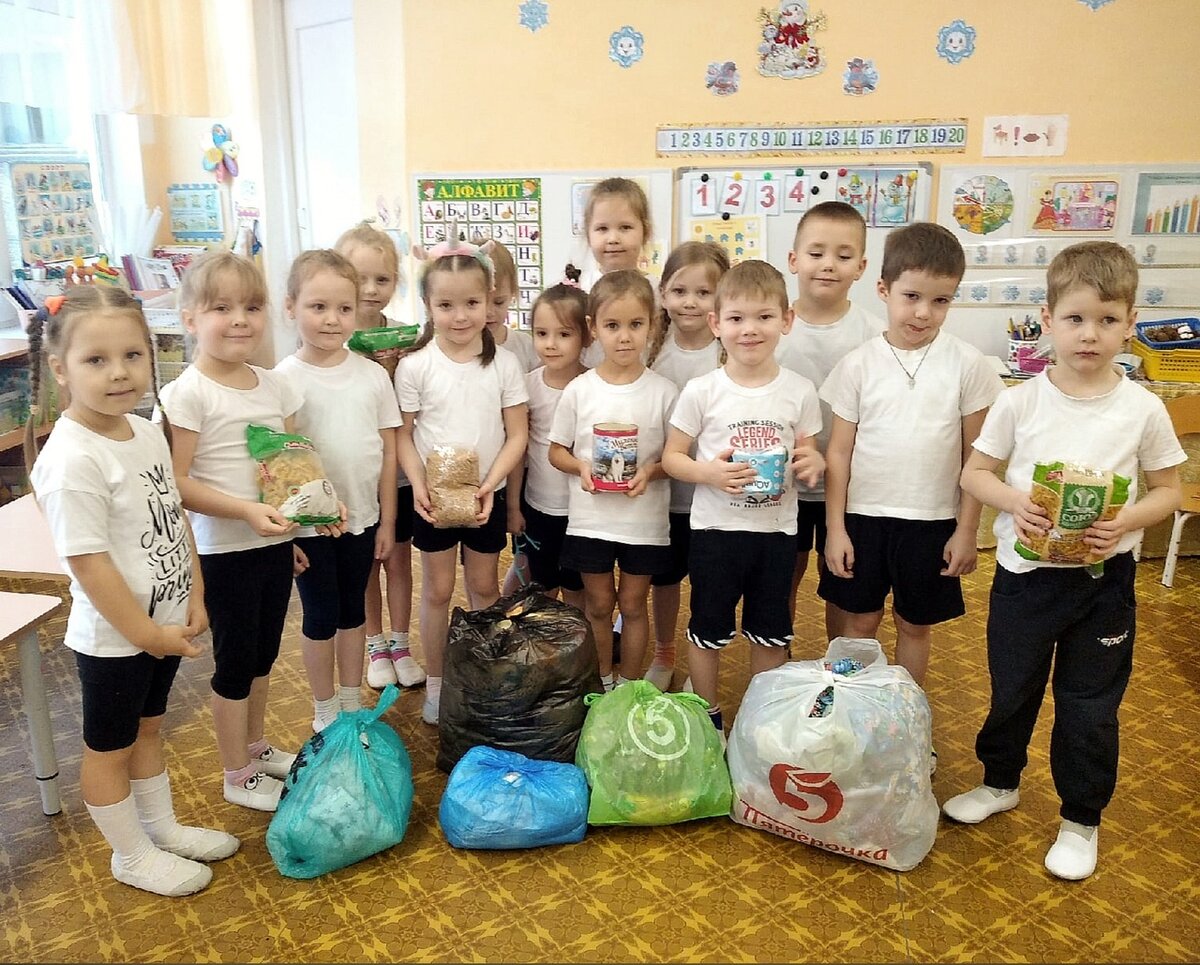 Подарки собирали дружно! Пролистав галерею с помощью стрелочки, которая находится справа на фото, можно увидеть всех наших замечательных помощников.