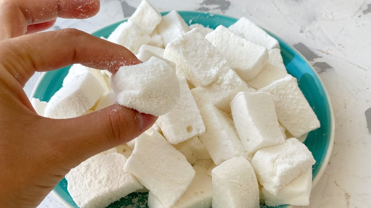 Особенности приготовления сладости. ТОП-5 лучших рецептов маршмеллоу из желатина, агар-агара, яичных белков, с клубникой и шоколадом. 