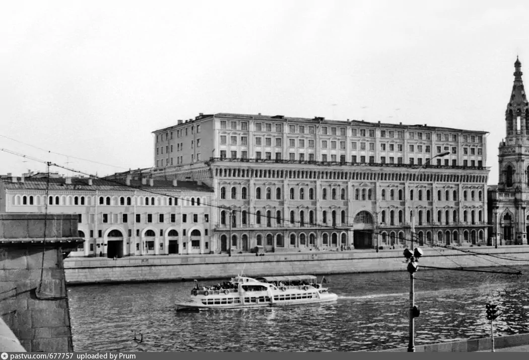 Набережная Мориса Тореза (Софийская), 34, 1975 г. Автор И. Г. Авдеев.
