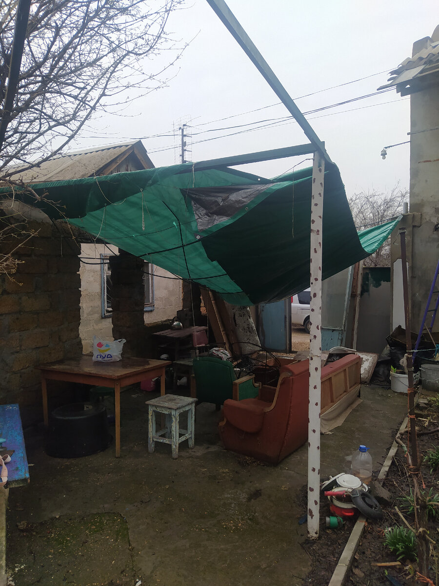 Не обращайте внимание на бардак. Сюда мы сносим весь хлам , а потом потихоньку вывозим на мусорку...