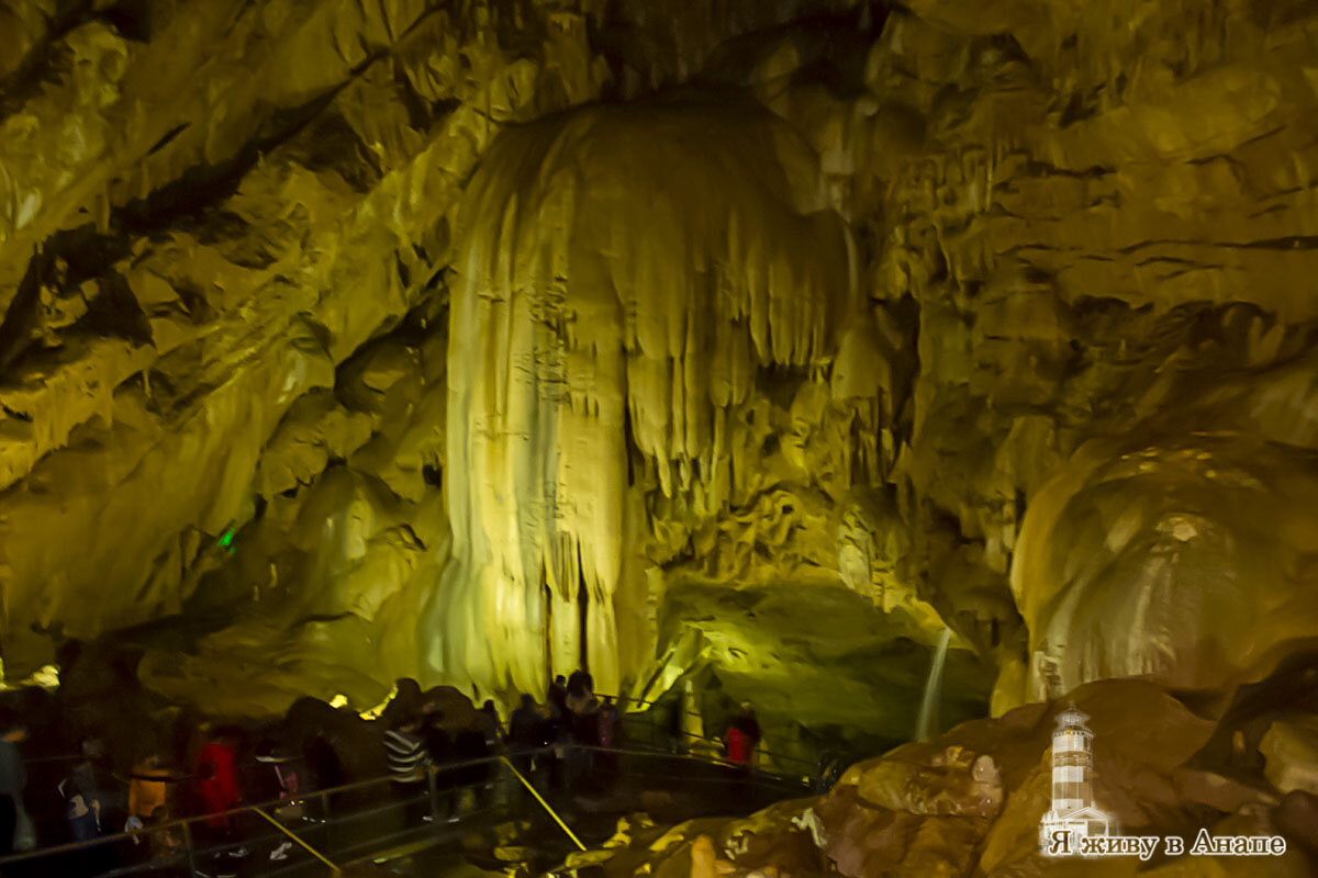 Огромный  каменный водопад «Апсны»