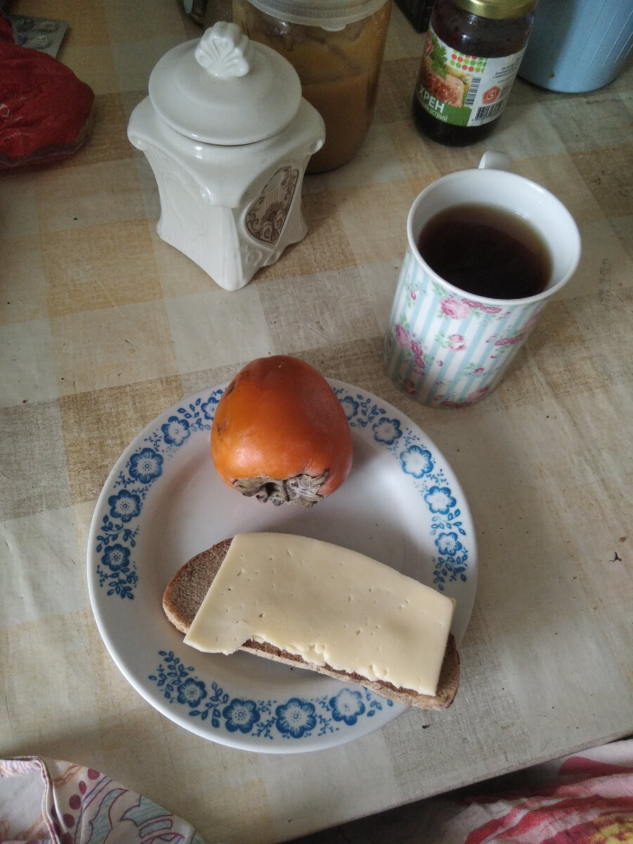 Бутерброд с сыром,хурма и чай на завтрак.