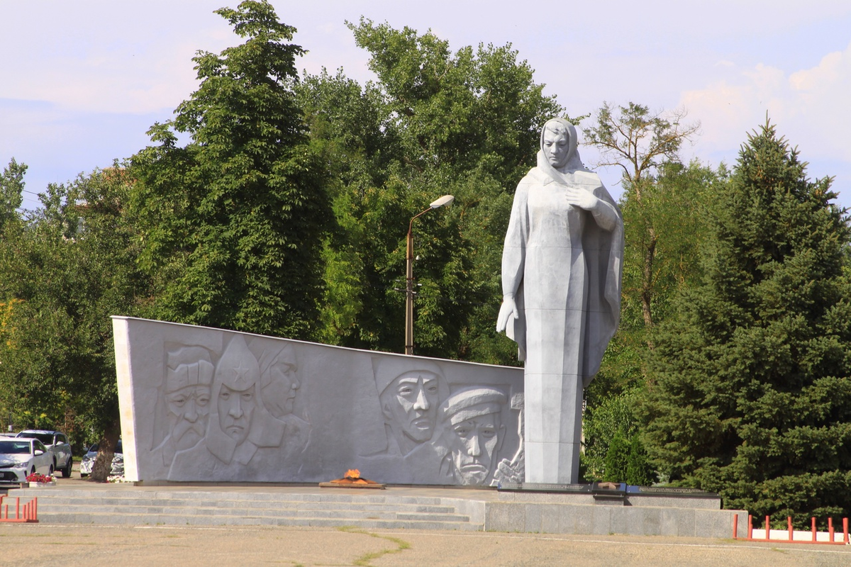 монумент "Родина Мать"