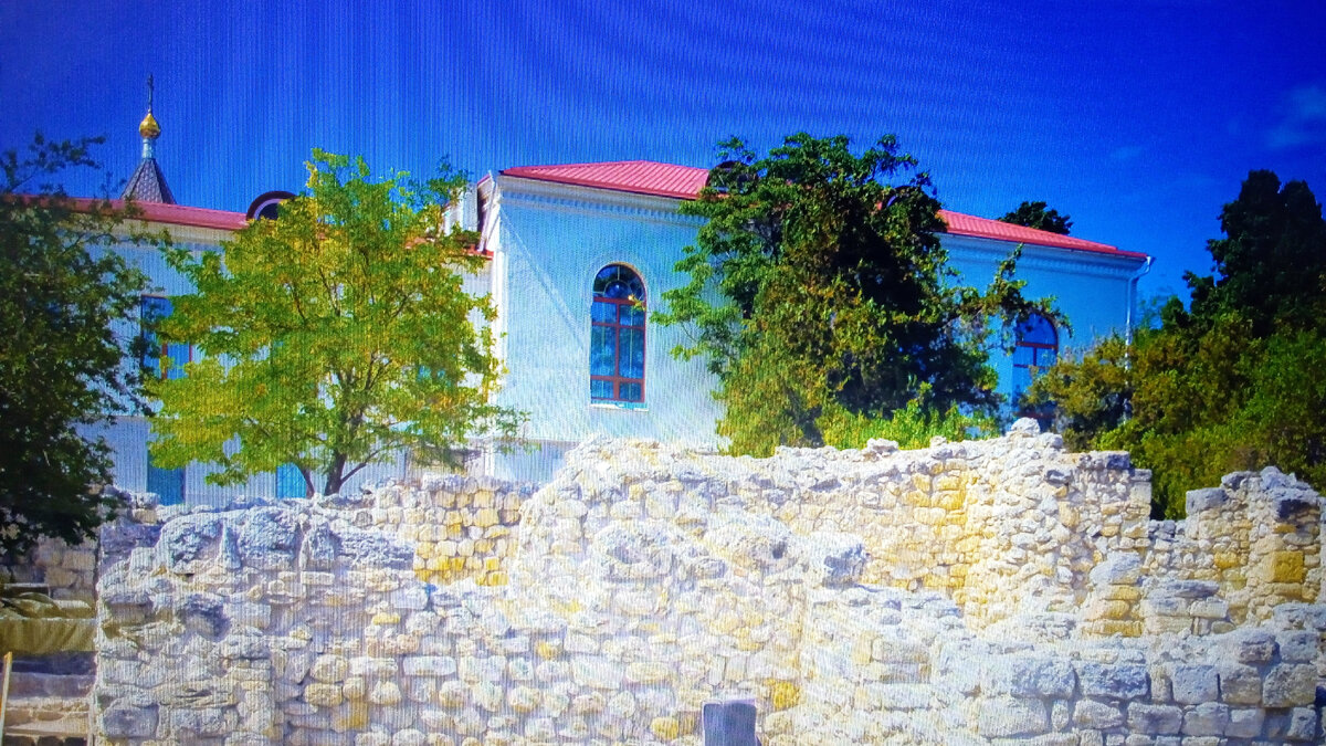 Храм, расположен возле  Амфитеатра, где  сцена