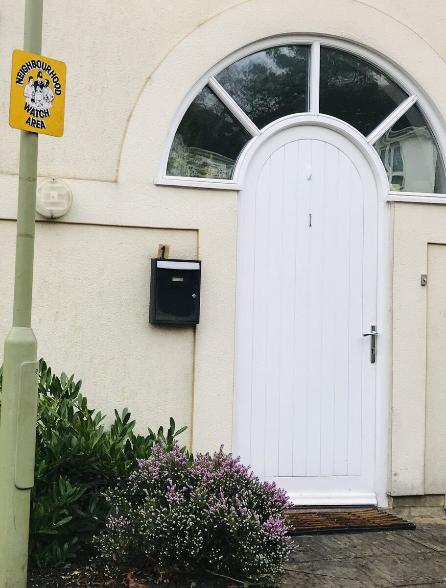 Безопасный район Англии обозначен табличкой «Соседский дозор». Фотография из личного архива. 