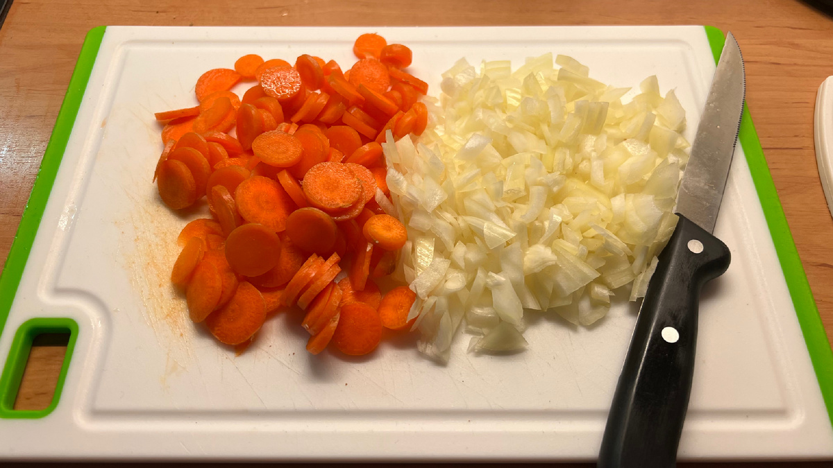 Нарезанные лук и морковь кидаю прямо в кастрюлю с варящимися грибами