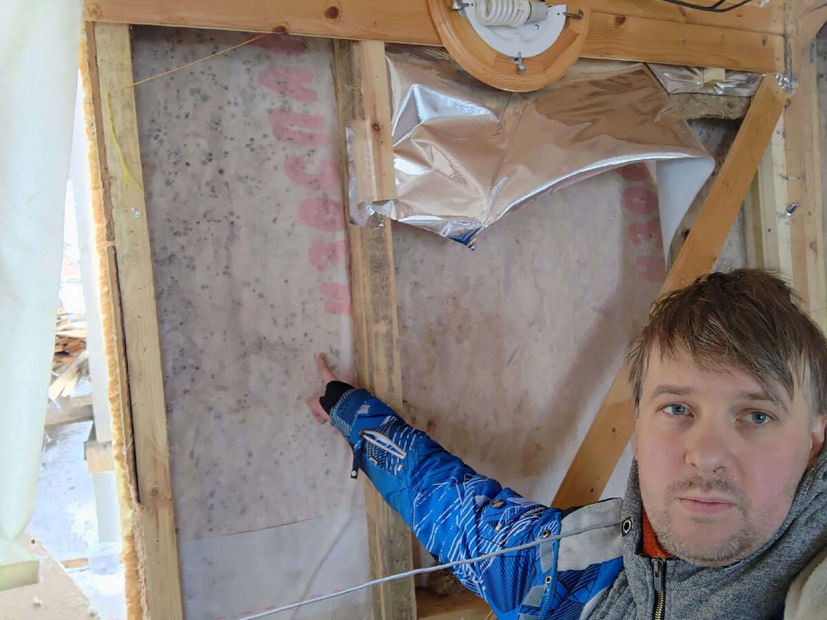 Плесенью повреждена вся верхняя часть стены. 