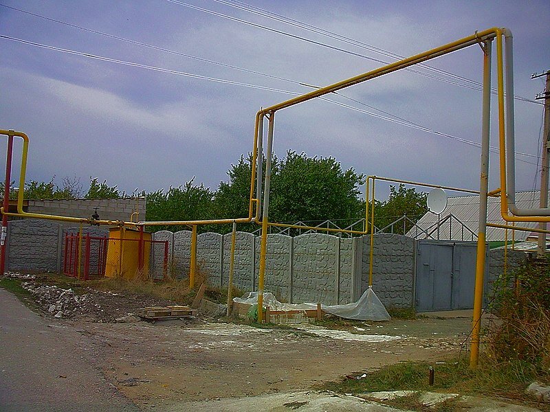 Газовые трубы. Фото: Дмитрий Cкляренко, Wikimedia Commons