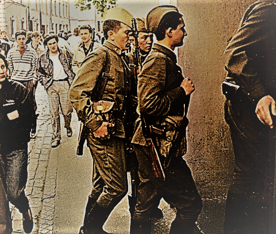 4 мая 1990 года, Рига. Советские солдаты в повседневной форме по приказу № 250 1988 года - нет цветных погон и петлиц, эмблемы защитного цвета, но покрой ХБ все еще старый, образца 1969 года. Ну, и пилотки, конечно.