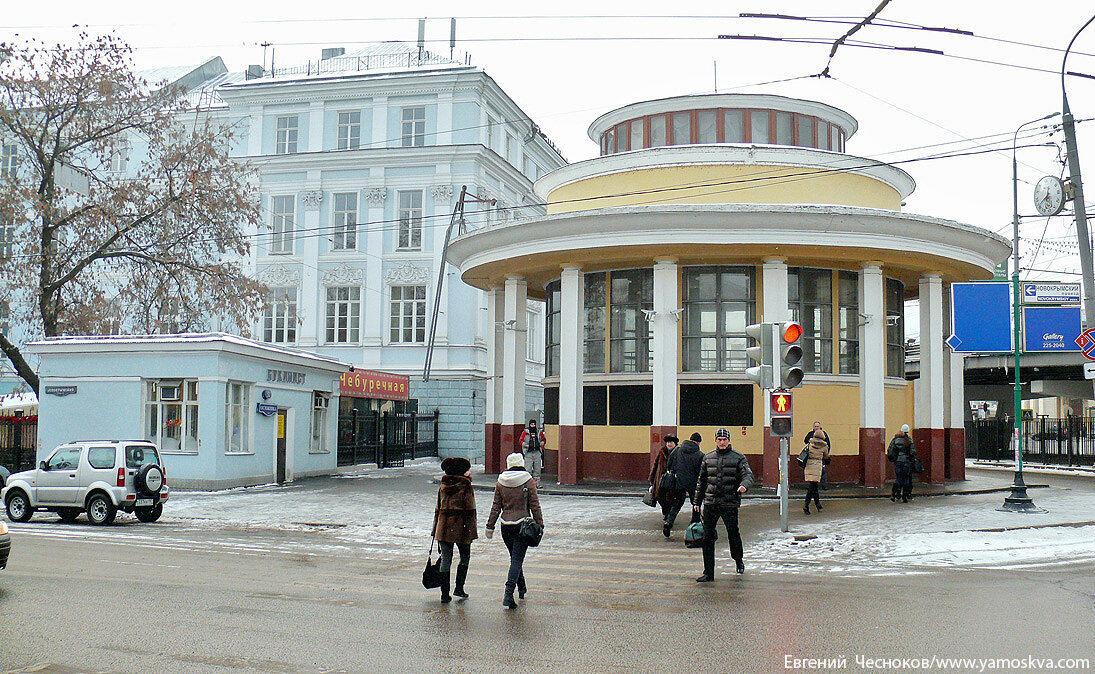 Парк культуры метро. Метро парк культуры радиальная. Метро парк культуры радиальная вестибюль. Метро парк культуры снаружи. Парк культуры станция метро улица.