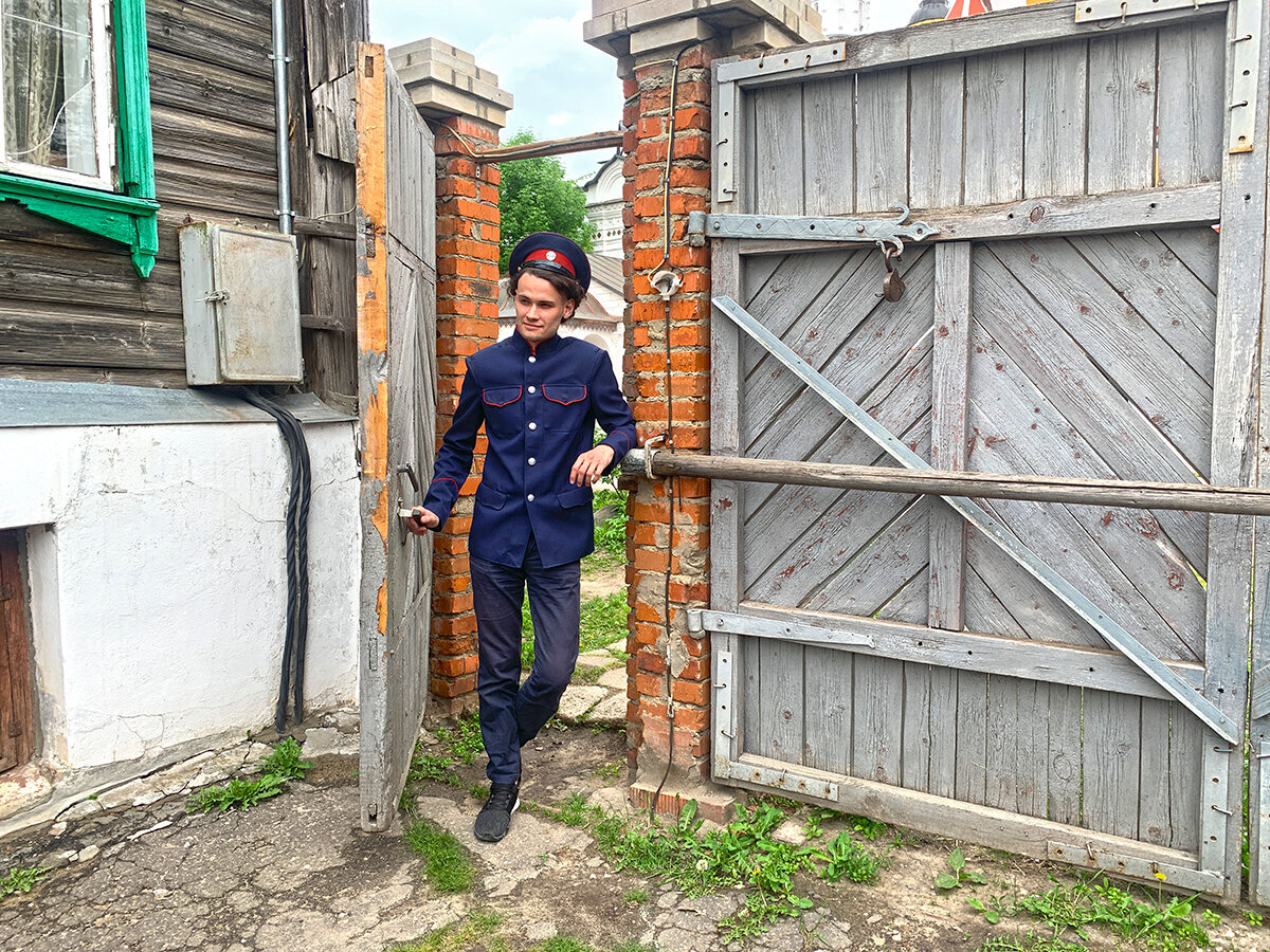 забор рисунок. сергиев посад 15 военный городок. захожу во двор. заходите не бойтесь собаки нет. двор гостинки общественное пространство спб.