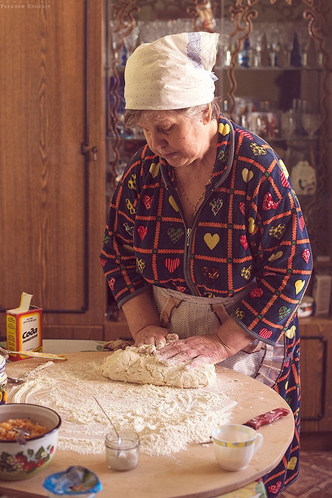 Свекровь пельмени. Бабушка печет пироги. Печь пироги. Бабка с пирогами. Бабушка стряпает.