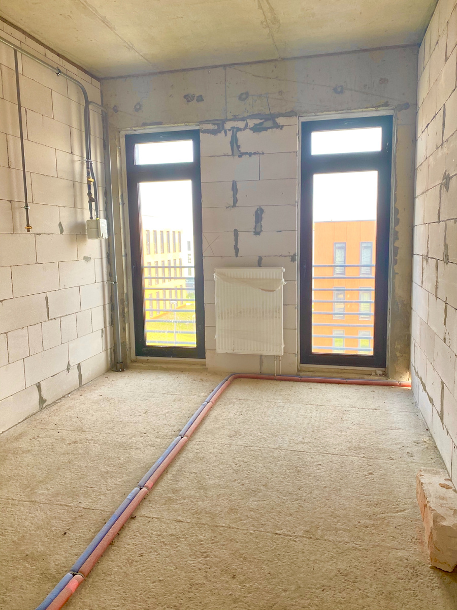 Бетонная коробка с нестандартными, но шикарными окнами 