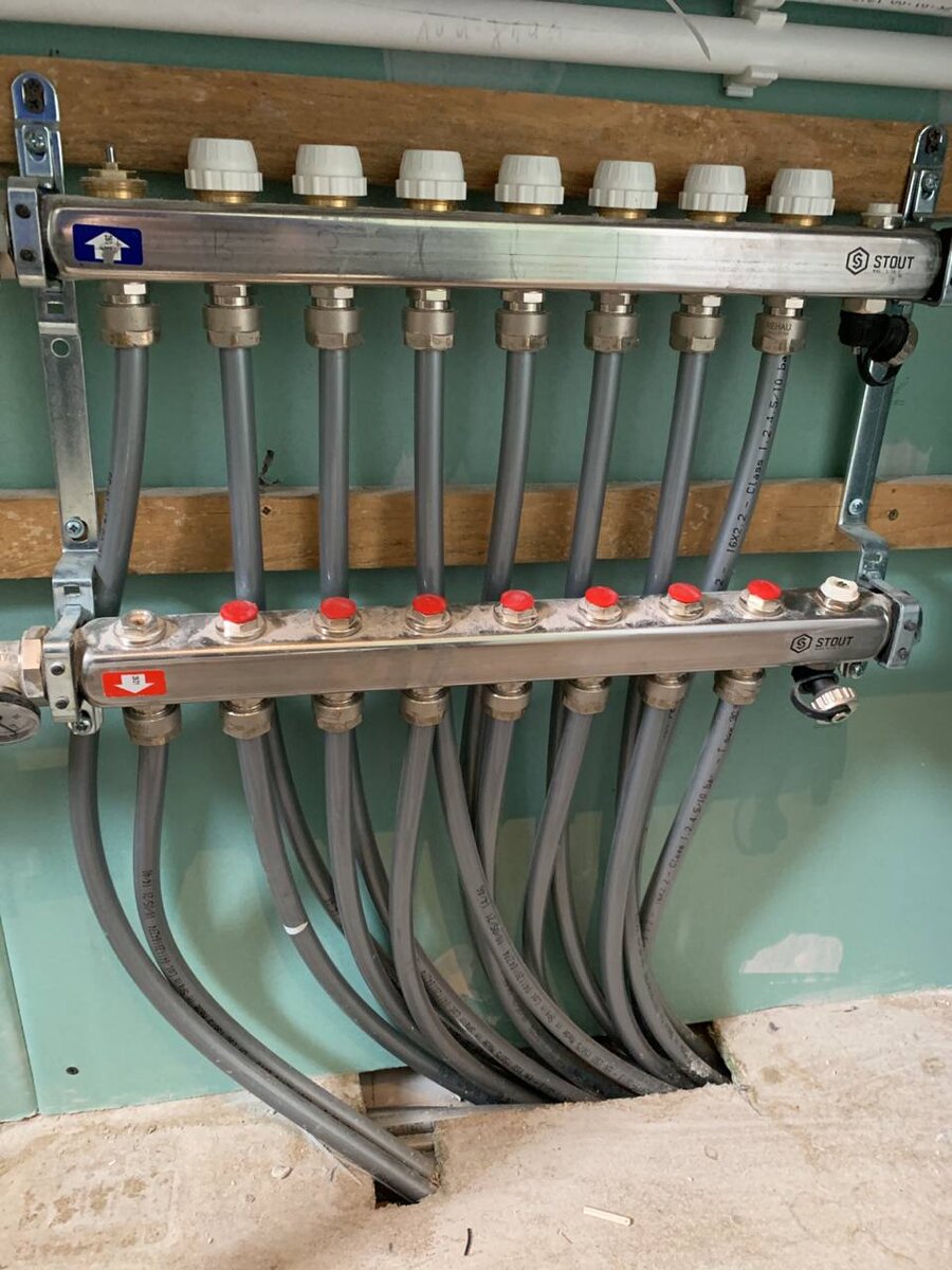 Подключение гребенки - горячая и холодная вода.