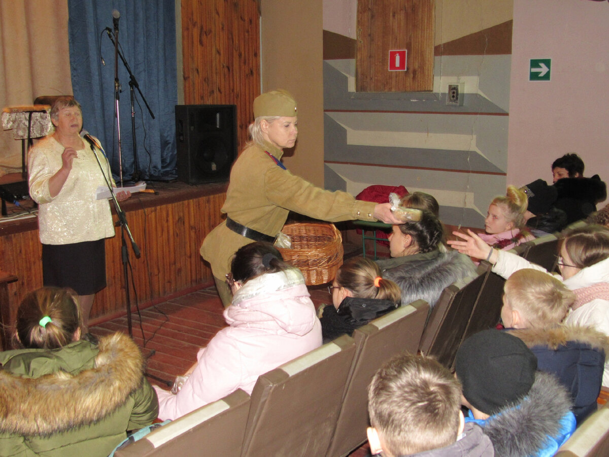 Всероссийская акция "Блокадный хлеб" проводимая мною, когда работала в БУК СП Кузовский сельсовет "КДЦ".  Момент раздачи хлеба