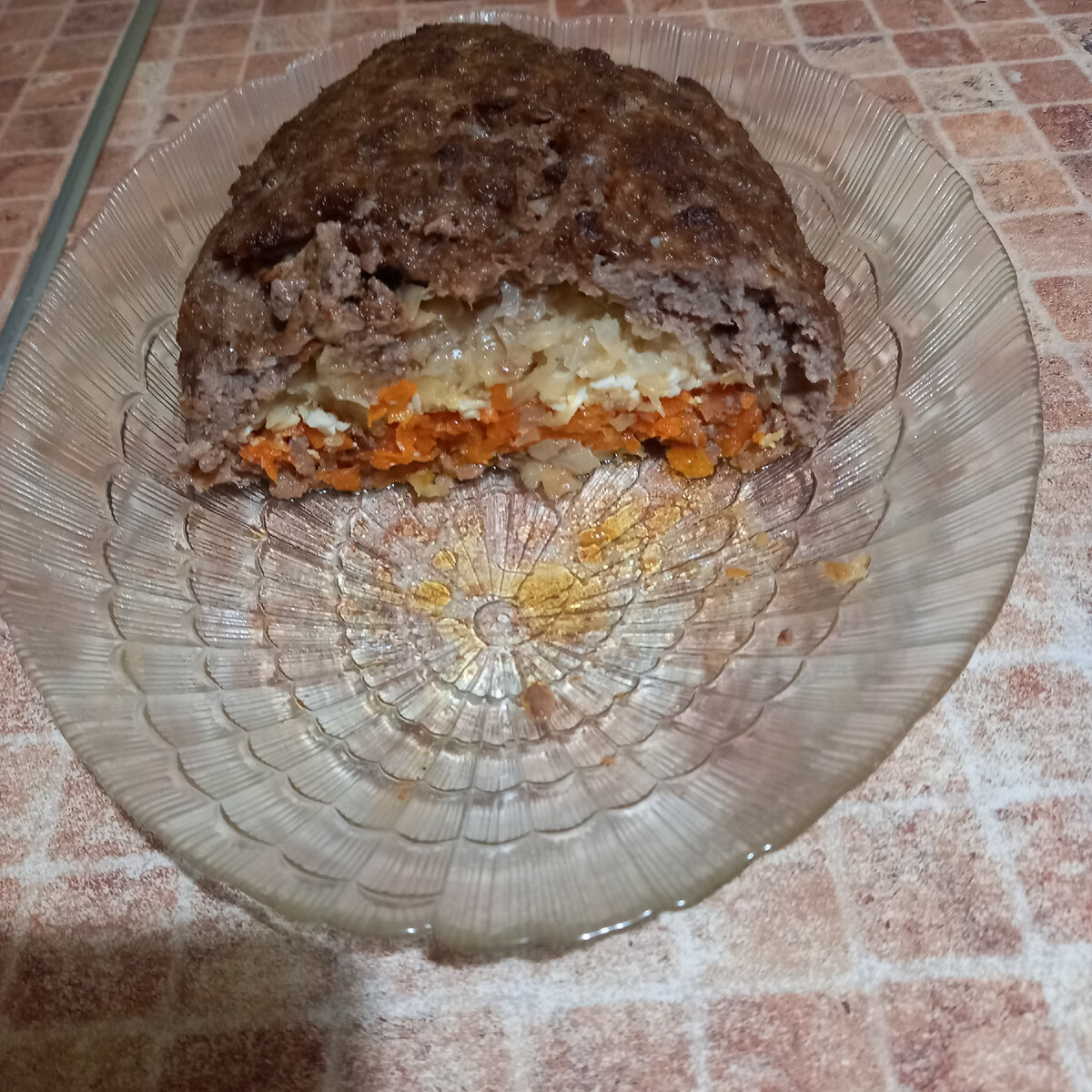 разрезали в горячем виде. В холодном рулет режется легче