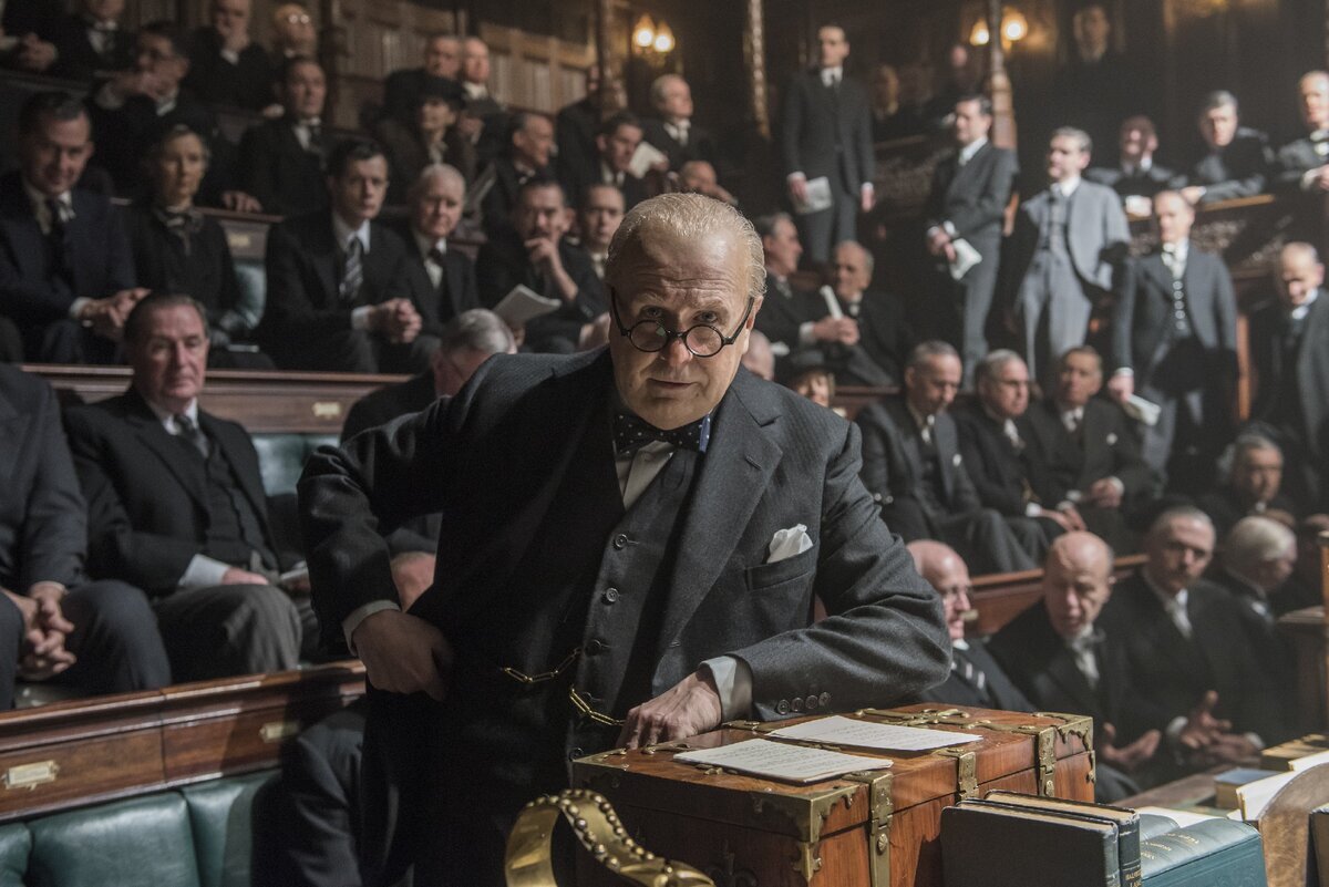 Гэри Олдман в роли Уинстона Черчилля в фильме "Темные времена"