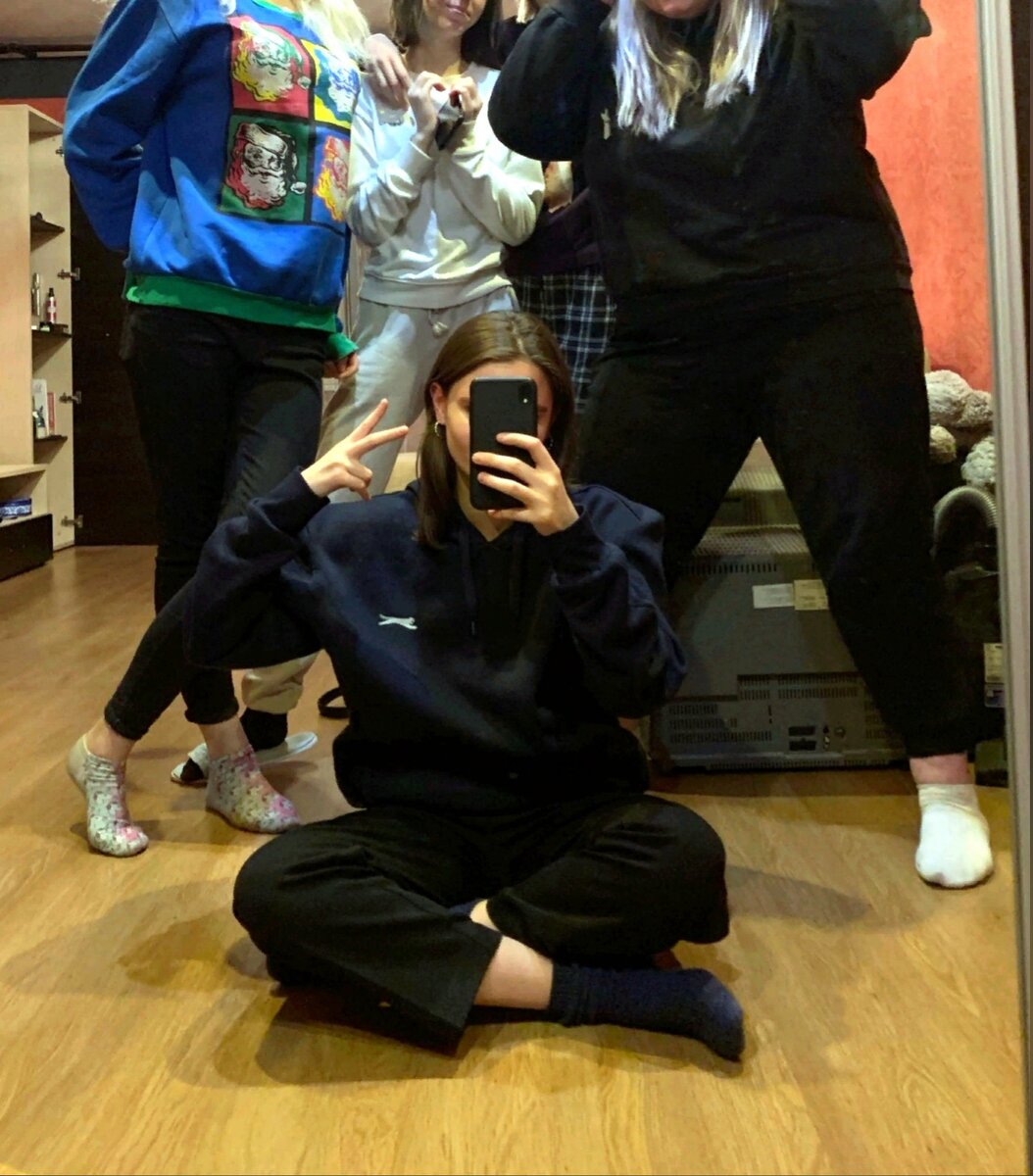 Девочкам по 20 лет. Мы в их возрасте носили в основном мини.