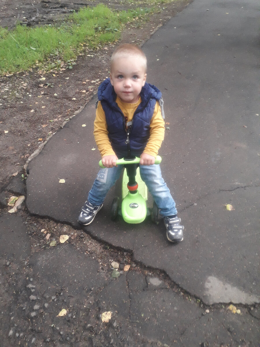 Вот такой у нас был толокар, который потом трансформировался в самокат.