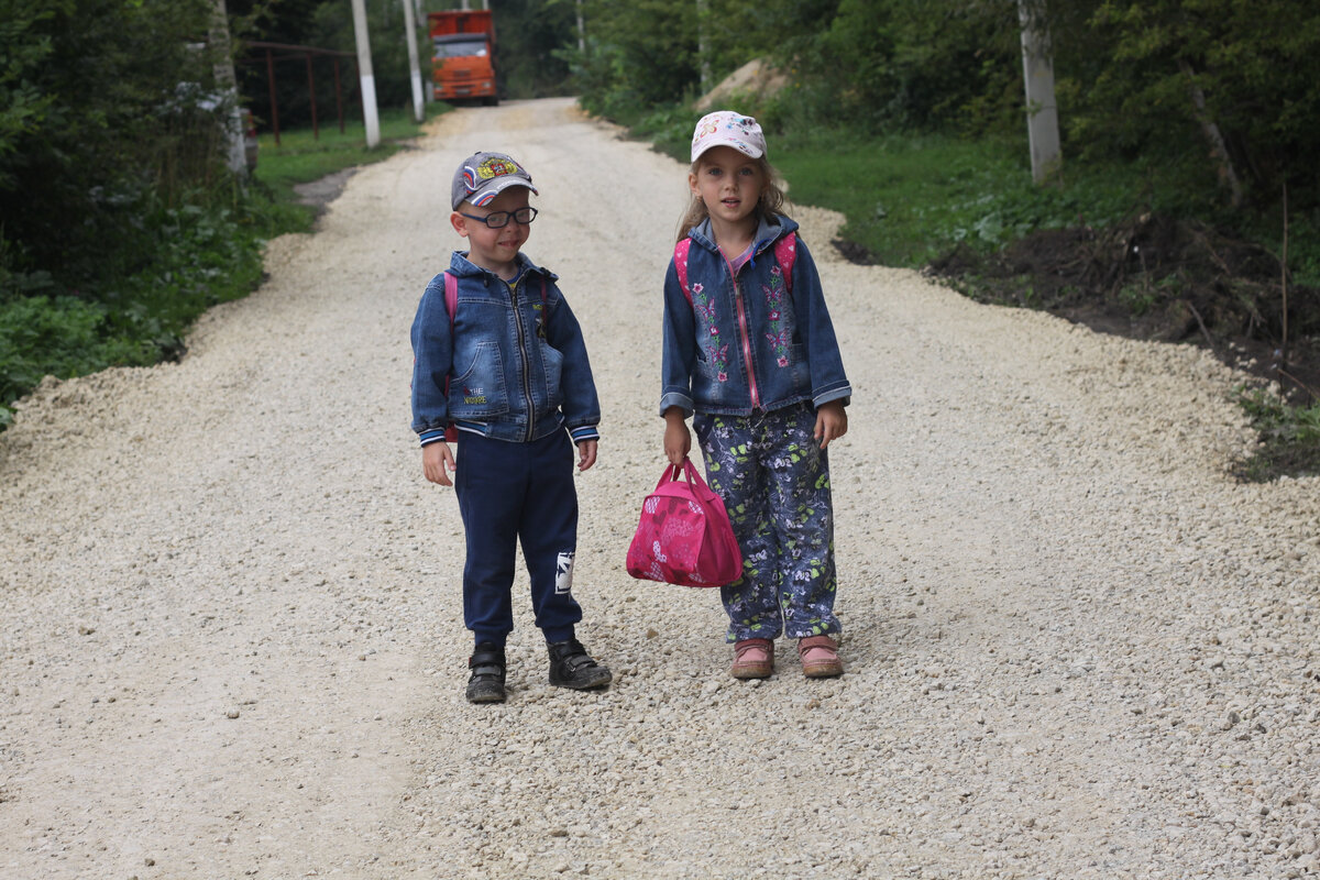 Потом нам привалило счастье, и наша улица стала такой. Сыну 5 лет, дочери - 6. Ни на беговеле, ни на самокате по такой дороге не поездишь.