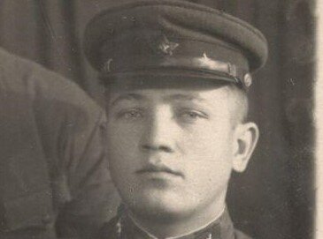 Фото из архива автора. Халдеев Л.В. в звании лейтенанта (20 лет)