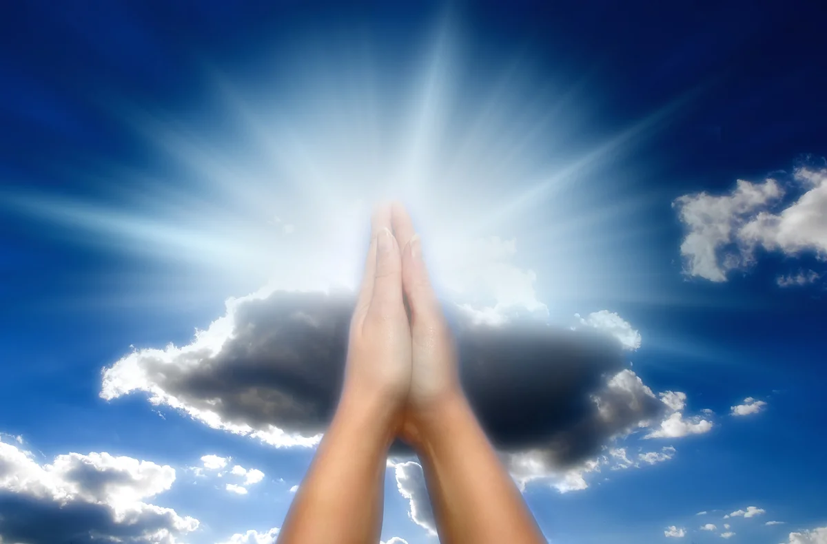 Исцеление верой. Молится на фоне неба. Радость во Христе. Руки к небу. Молиться Богу.