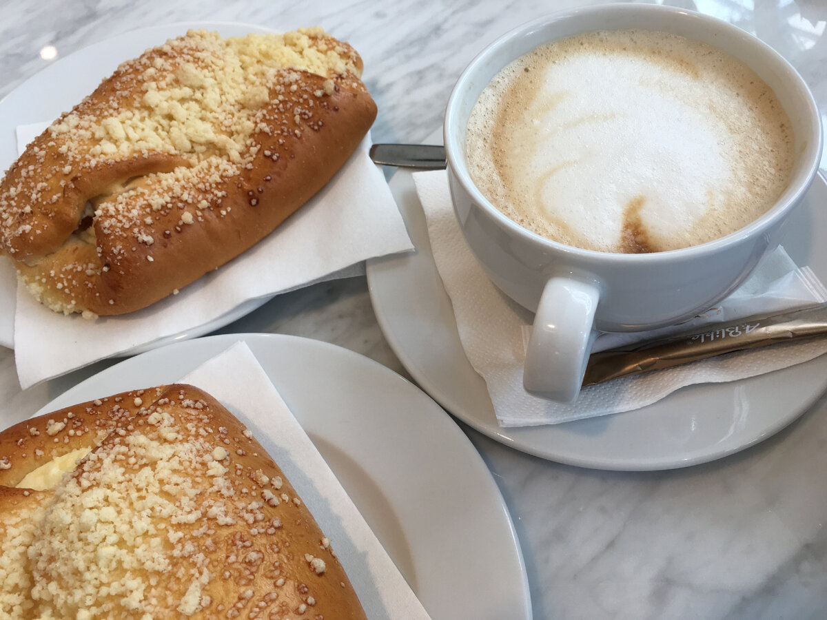 Сахар, сливки или молоко делают кофе излишне калорийным и вредным. 