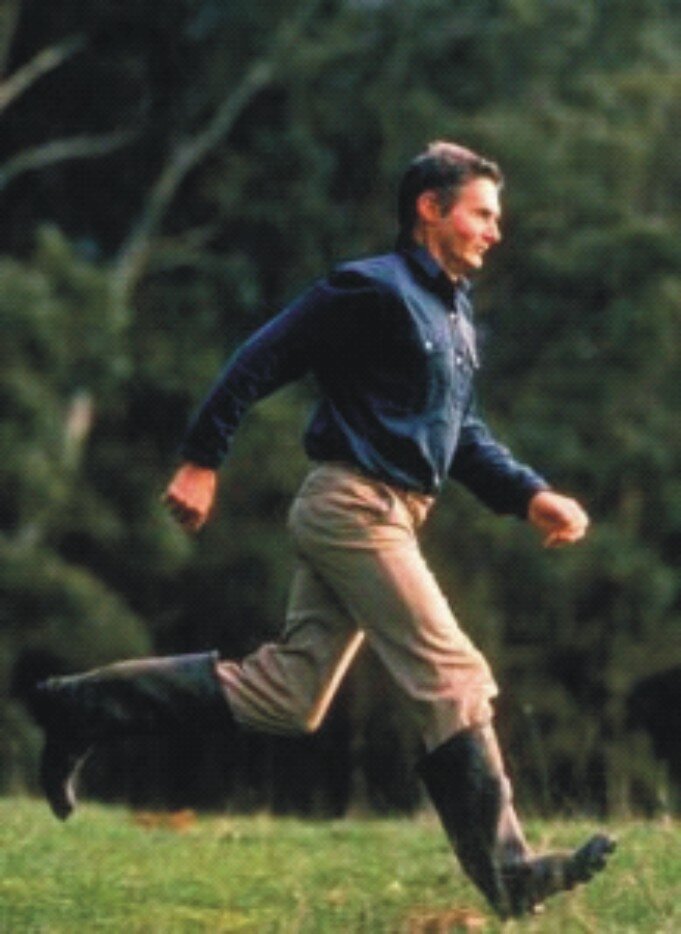 Клифф Янг показывает свою технику бега, позже названную Young-Shuffle. 