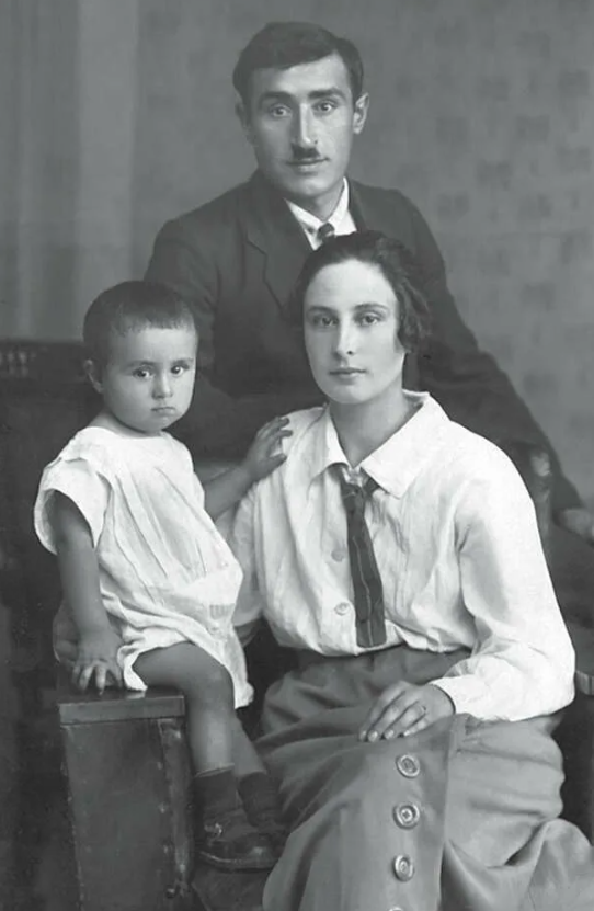 Эдуард Асадов в детстве, с родителями. Фото из открытого источника