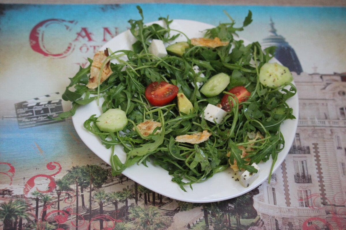 Для того, чтобы разнообразить вкус летнего овощного салата, предлагаю добавить в него домашние сырные сухарики, этот прием часто используется в итальянской домашней кухне.