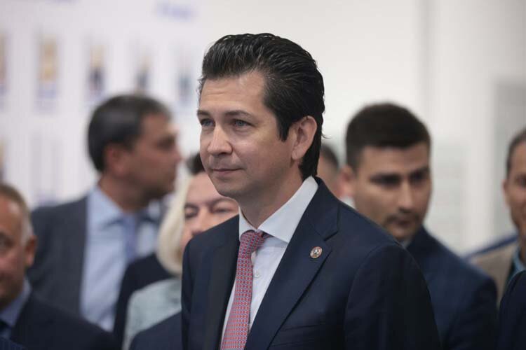 Светился от счастья один из кураторов «логобума», уполномоченный при президенте РТ по защите прав предпринимателей Фарид Абдулганиев. Фото: Сергей Елагин