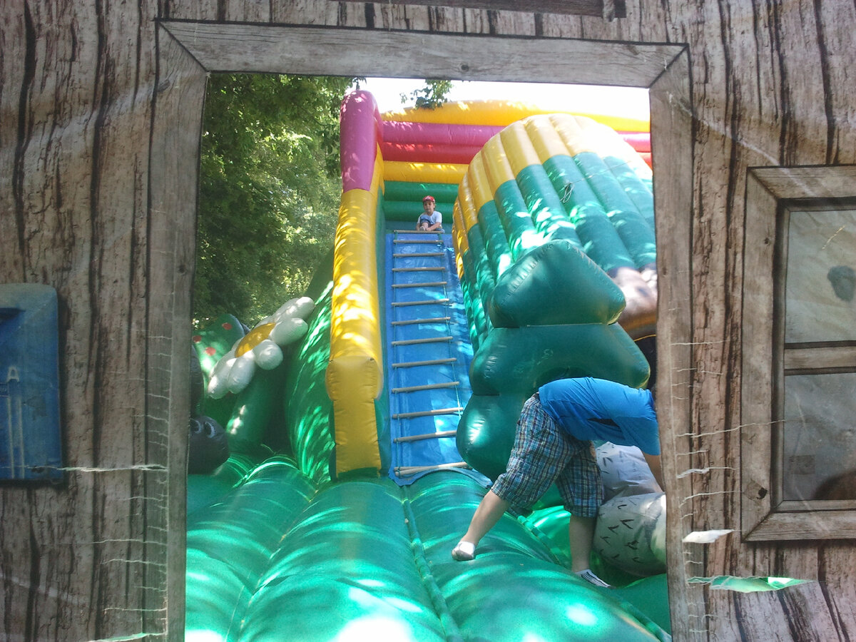 Это часть батута, которую видно от входа. Наверху лестницы  Женя сидит, внизу - это Саша