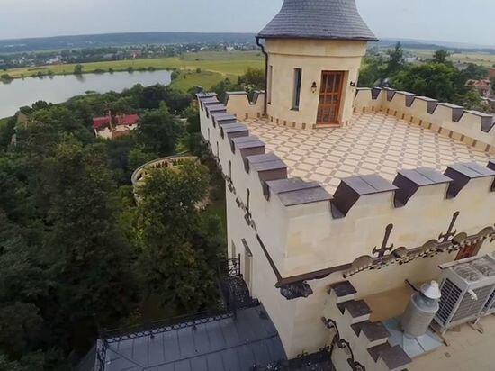     Замок Пугачевой и Галкина в деревне Грязь. Кадр из видео