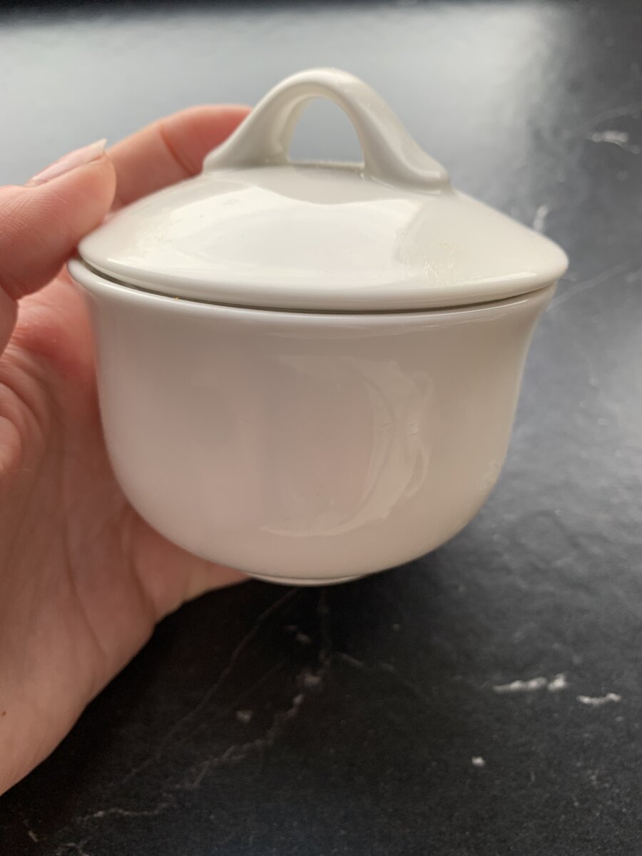 Моя солонка сломалась. Прежде чем покупать новую, открыла сайт по продаже б/у вещей и купила такую винтажную. Фото: архив автора