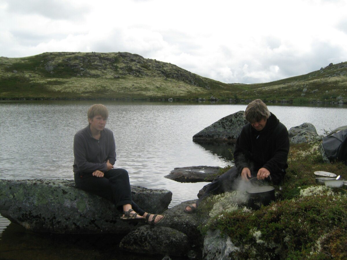 Приготовление завтрака на газу. Где-то в тундре по дороге к Баренцеву морю.