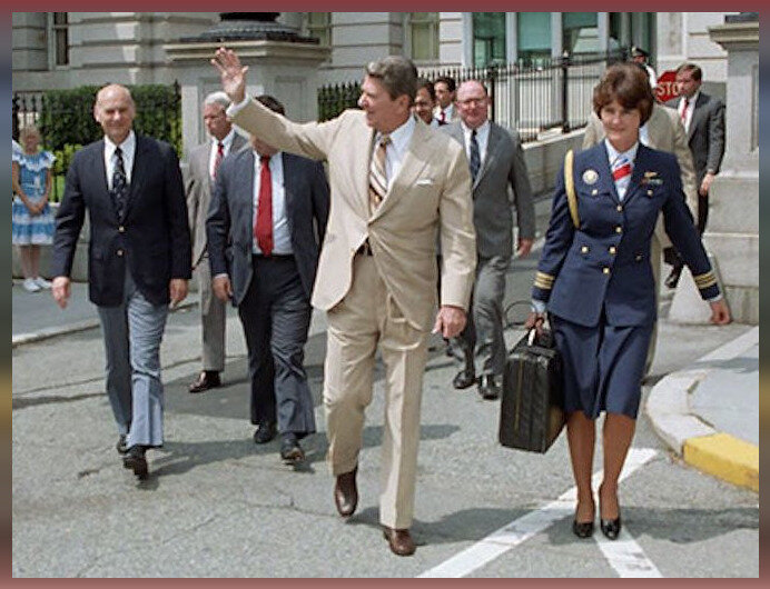 https://www.wearethemighty.com/uploads/2020/12/2.-LCDR-Crea-Pres-Reagan.jpg.  При Рейгане "Футбол" летящей походкой носила женщина.
