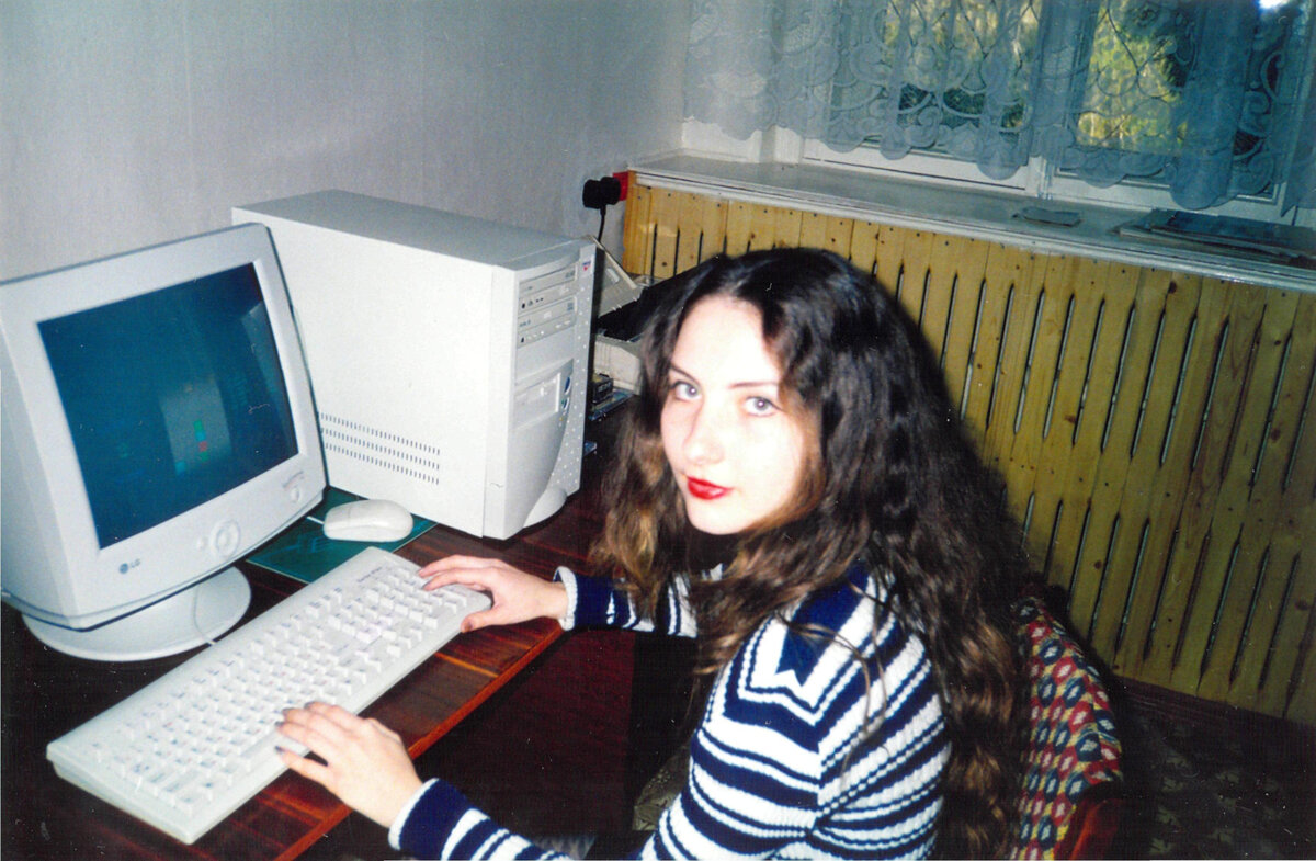 Троллейбусный завод. 2000 год. В обед сижу играю в Тетрис, была такая игра ) 