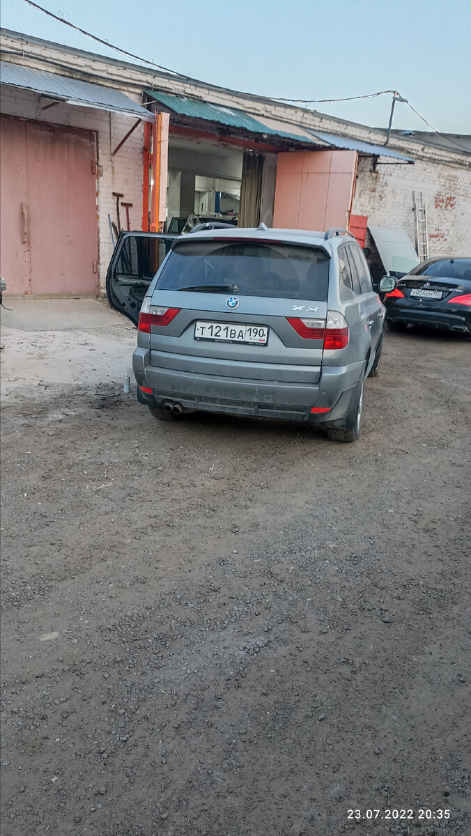 На фото - BMW X3 2.5si 2010