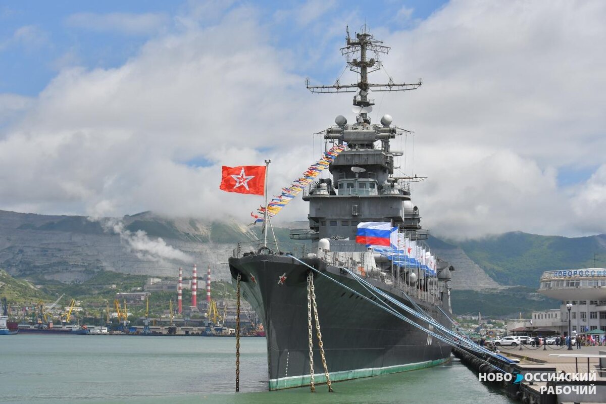 Крейсер Кутузов в Новороссийске.