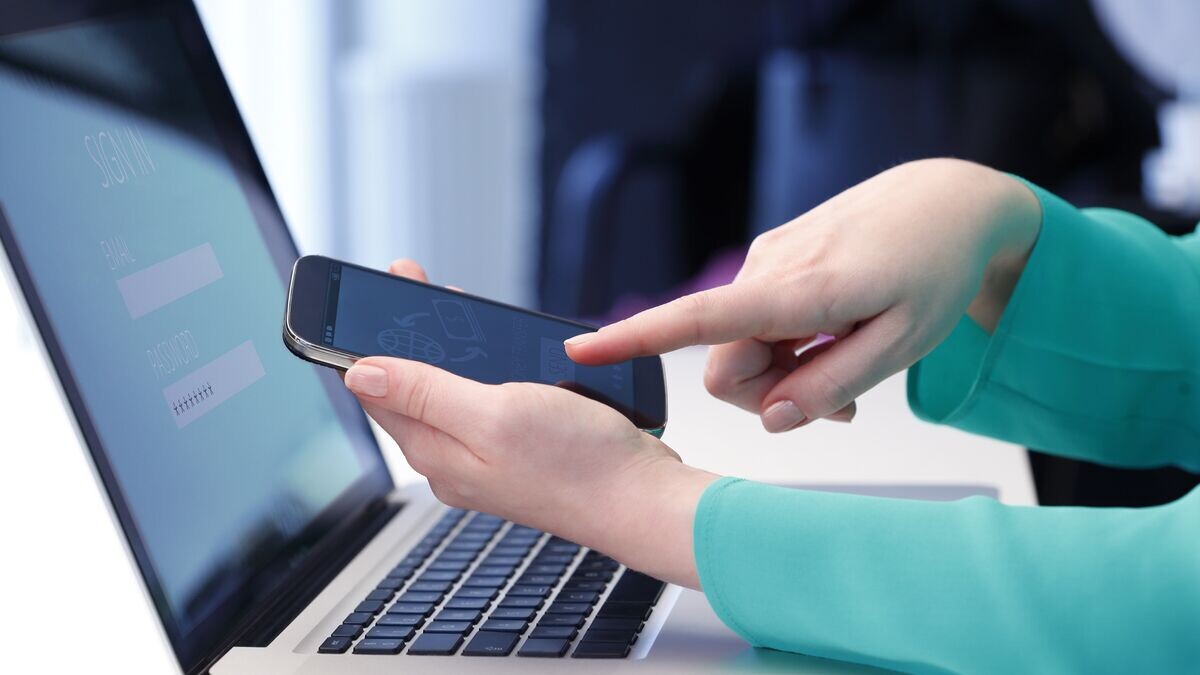    Смартфон© Fotolia / Gzorgz