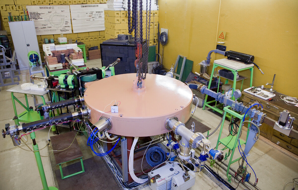 Микротрон МТ-25 в Лаборатории ядерных реакций ОИЯИ 
