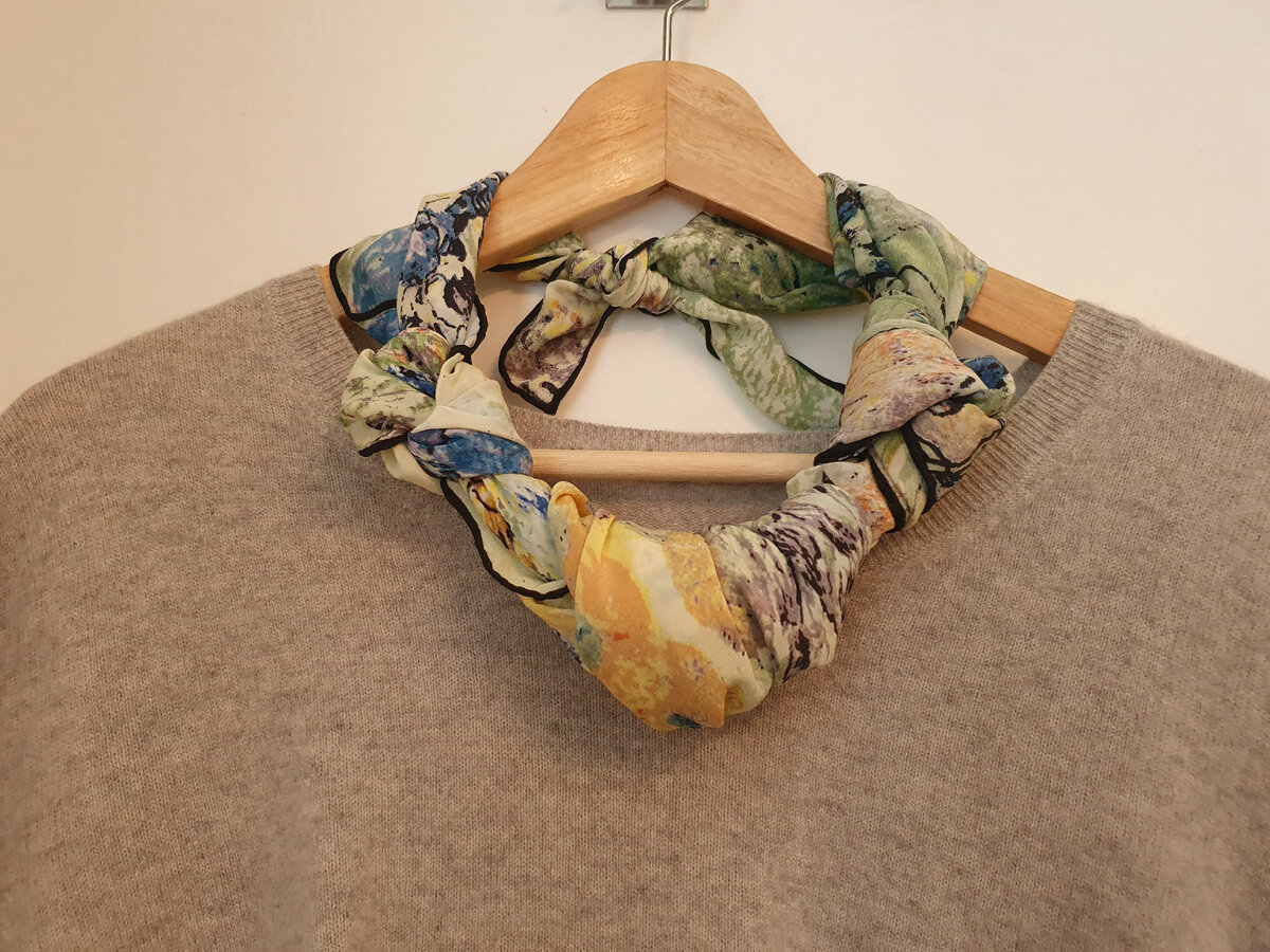 Шелковое "колье" из платков - объемный акцент в спокойном образе.