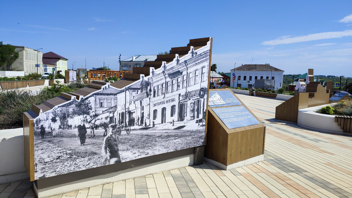 380 лет назад, в 1637 году, на месте нынешнего Ефремова появился город-крепость. Именно в этот год воевода прислал Тимофея Безобразова, указом царя Михаила Федоровича Романова. Он и основал город.