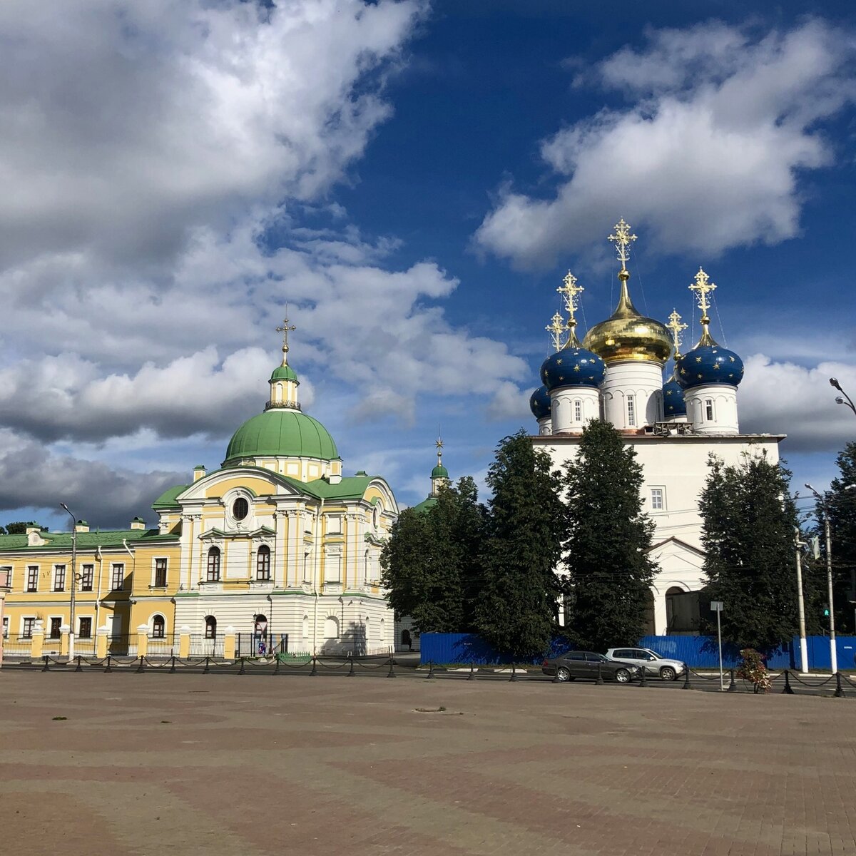 Дворец и Спасо-Преображенский собор издалека (фото автора)