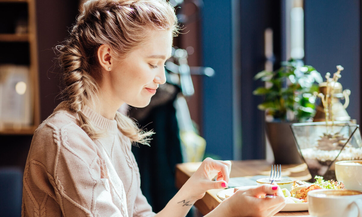 Hungry blonde. Бранч картинки психолог. Ест. Eating Alone.