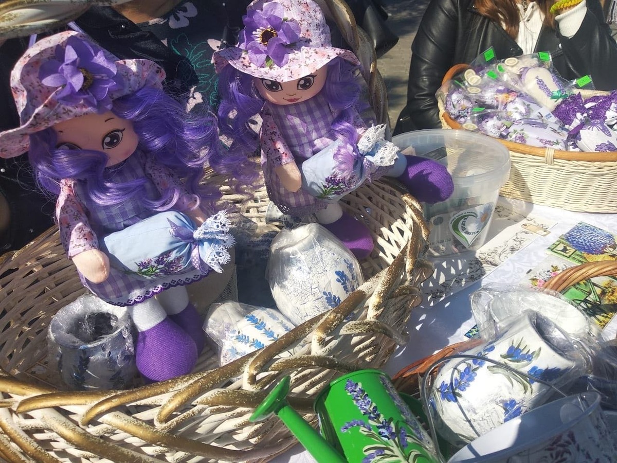 Игрушки и сувениры на ярмарке акции «Белый цветок» // Туристический портал Республики Крым