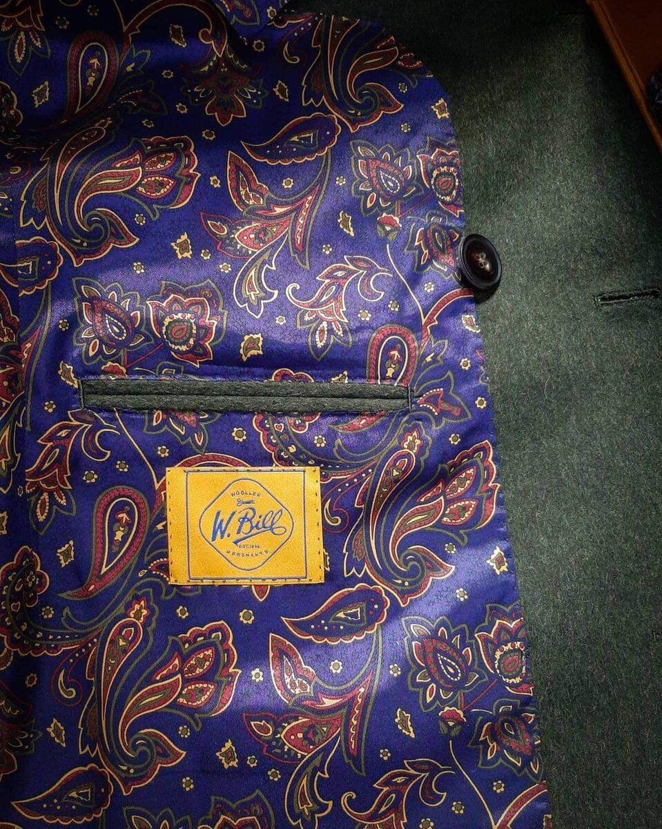 Живописный подклад LBD с рисунком пейсли на пальто из шерсти W.Bill в ателье Bourbaki.