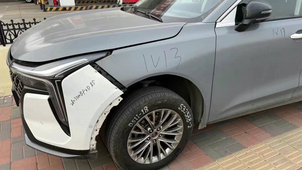 На фото: Новый кроссовер FAW T77