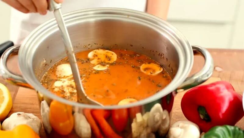 Почему нельзя оставлять половник в кастрюле с супом: рациональные и магические причины